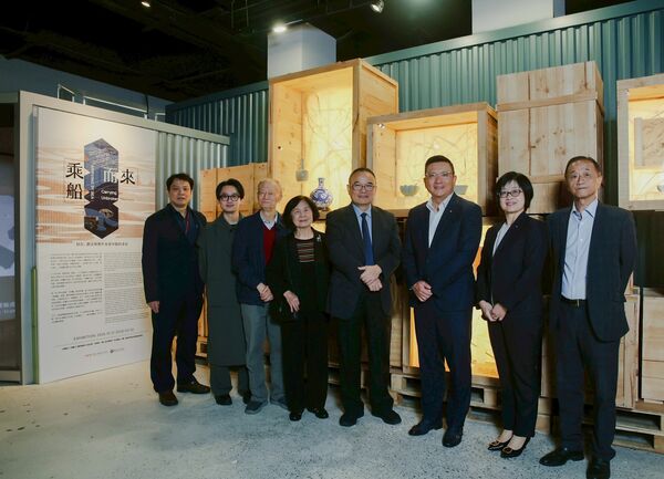 ▲左起故宮數位資訊室主任、策展人、莊靈夫婦、故宮院長、陽明海運董事長、陽明海運文化基金會董事長、陽明海運文化基金會執行長。（圖／陽明海運文化基金會）