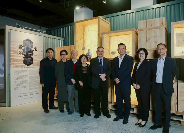 ▲左起故宮數位資訊室主任、策展人、莊靈夫婦、故宮院長、陽明海運董事長、陽明海運文化基金會董事長、陽明海運文化基金會執行長。（圖／陽明海運文化基金會）
