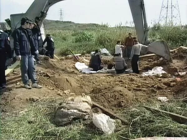 檢警依據呂男的供詞，調動機具前往大園一處靶場後方的空地開挖，找到謝女骨骸。（東森新聞提供）