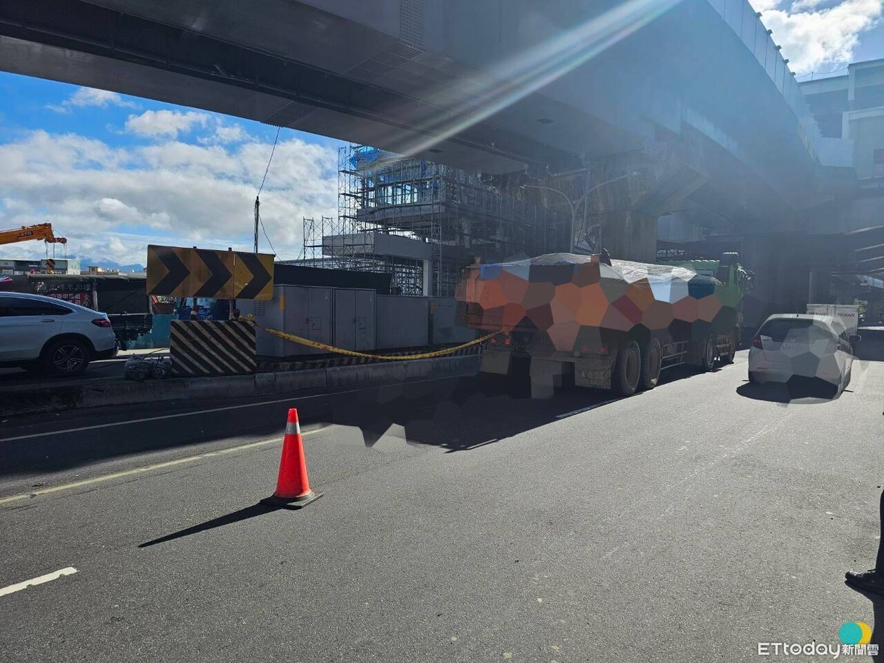 鶯歌死亡車禍！砂石車右轉輾過行人　「上半身血肉模糊」命喪輪下