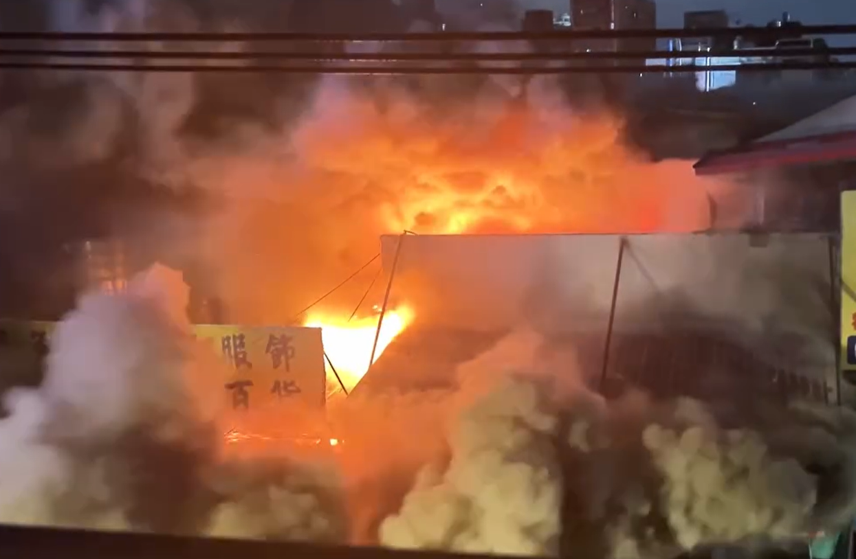 快訊／桃園南門市場大火！火舌濃煙覆蓋建築　居民嚇：瘋狂氣爆