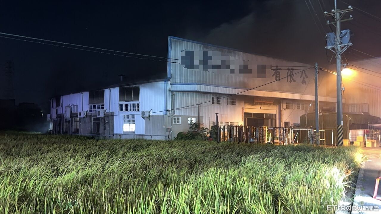 台中鐵皮工廠晚間火警「狂冒濃煙」！2名移工送醫