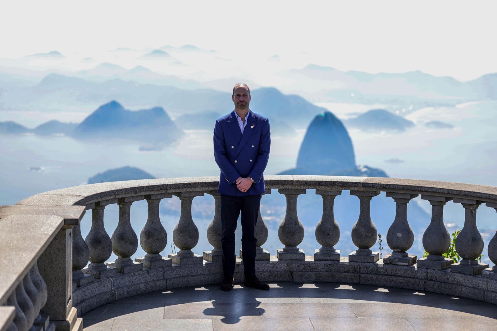 威廉王子重現黛妃34年前經典畫面！　里約基督像前向母親致敬