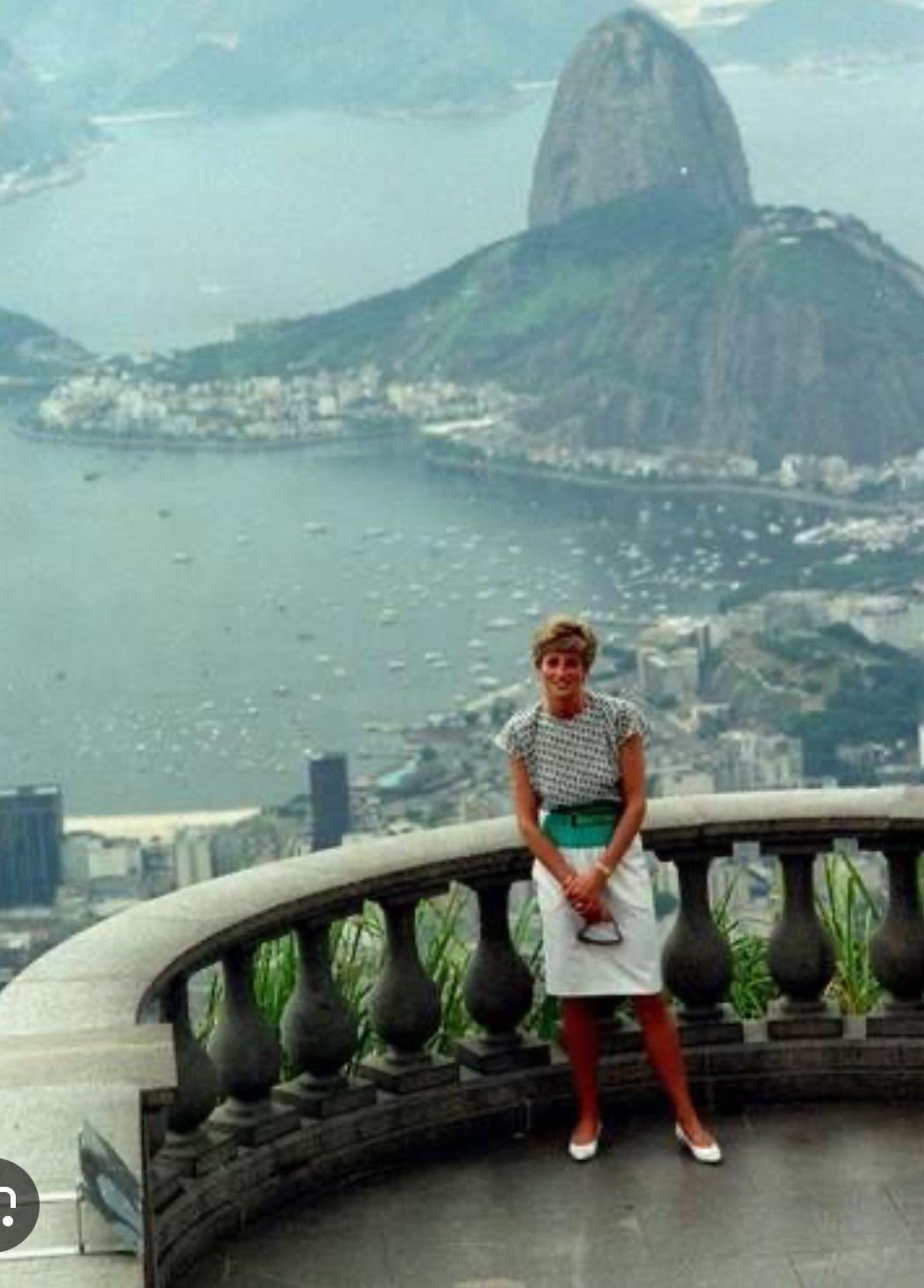 威廉王子重現黛妃34年前經典畫面！　里約基督像前向母親致敬