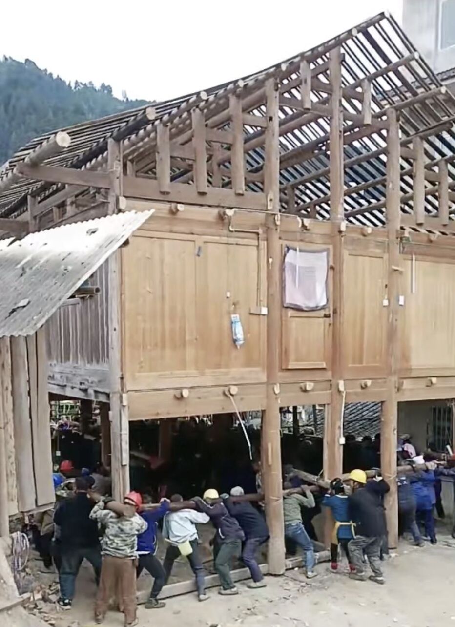 ▲貴州榕江縣平寨村百餘村民將整間吊腳樓抬起搬離。（圖／翻攝極目新聞）