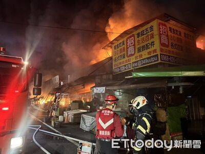 桃園南門市場深夜大火　83歲老翁救出