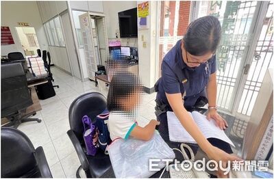 小姊妹放學等嘸媽媽！暖警送餅乾陪寫功課　助團圓畫面超溫馨
