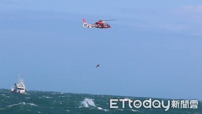 翻覆現場畫面曝！台北港捕蟹船9人落海　直升機緊急吊掛救援