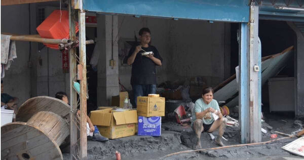 房東要求林小姐必須要將泥漿清理乾淨，否則拒絕續租，讓她直到姊姊出殯的當天才趕過去看姊姊最後一面。（圖／民眾提供）