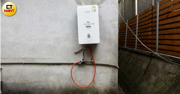 他們一氣之下報警提告竊盜，孰料報警後的隔天，熱水器自動回到原來的牆上。（圖／方萬民攝）