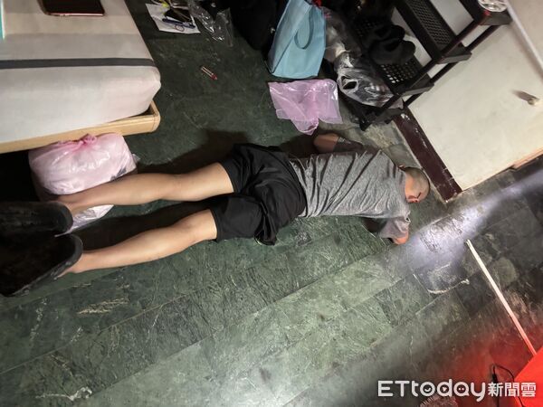 ▲▼桃園黑幫大哥組販毒集團，找小弟24小時不斷電送毒，警方日前攻堅逮人，查獲大批毒品。（圖／記者邱中岳翻攝）