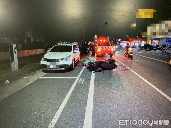 ▲台南市中西區南門路傍晚發生機車擦撞事故，造成2人受傷送醫，警消現場處理事故。（記者林東良翻攝，下同）