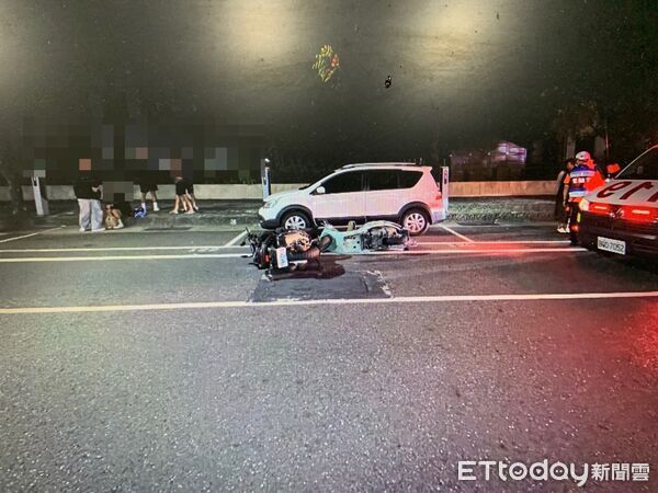 ▲台南市中西區南門路傍晚發生機車擦撞事故，造成2人受傷送醫，警消現場處理事故。（記者林東良翻攝，下同）