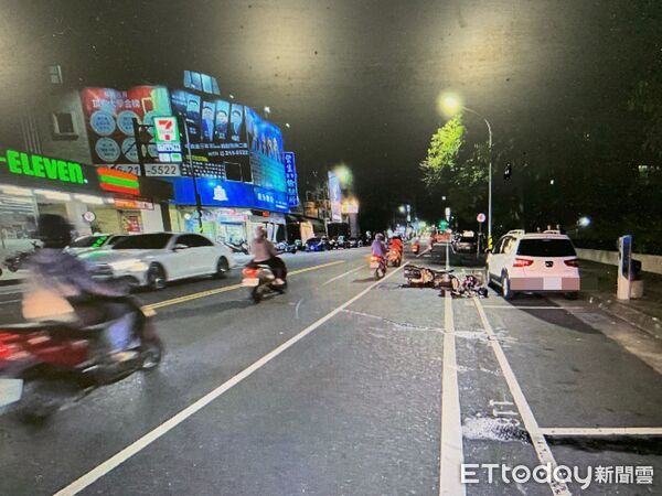 ▲台南市中西區南門路傍晚發生機車擦撞事故，造成2人受傷送醫，警消現場處理事故。（記者林東良翻攝，下同）