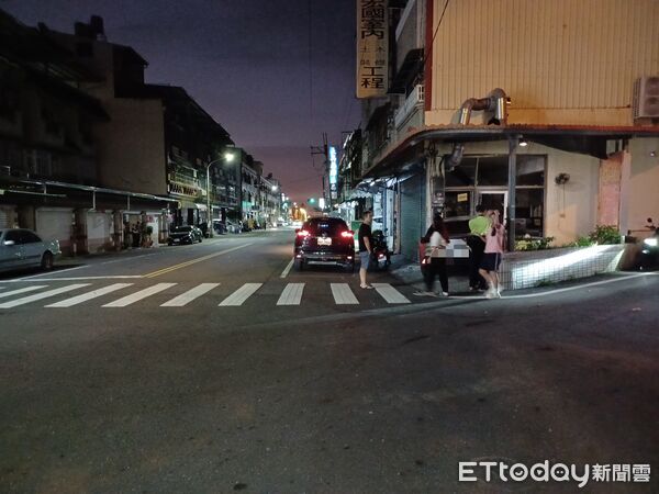 ▲長治鄉自小客車撞進早餐店。（圖／記者陳崑福翻攝）