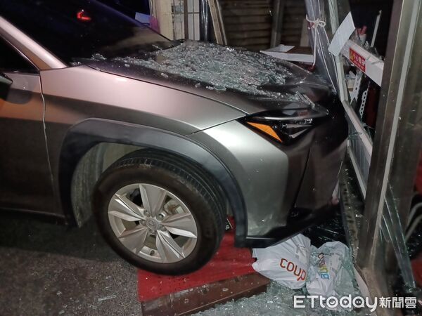 ▲長治鄉自小客車撞進早餐店。（圖／記者陳崑福翻攝）