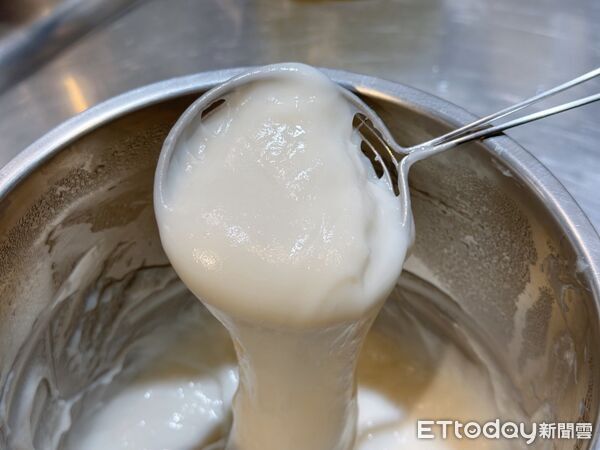 ▲▼萬波島嶼紅茶秋冬限定「芋頭系列」回歸，今年推出升級版芋香奶茶。（圖／記者蕭筠攝）