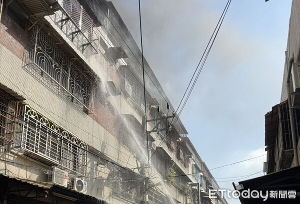 ▲▼高雄市仁武區今日上午發生一起公寓火警。起火地點為一棟5樓公寓的客廳，消防人員抵達前，起火住戶已自行下樓。（圖／記者吳世龍翻攝）