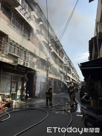 ▲▼高雄市仁武區今日上午發生一起公寓火警。起火地點為一棟5樓公寓的客廳，消防人員抵達前，起火住戶已自行下樓。（圖／記者吳世龍翻攝）