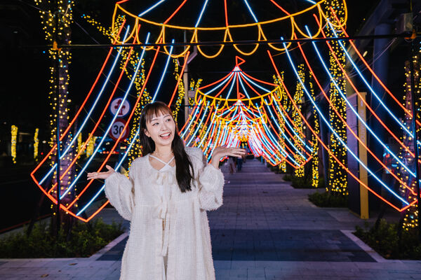 ▲2025新北耶誕城天橋、人行道光廊。（圖／新北市觀旅局提供）