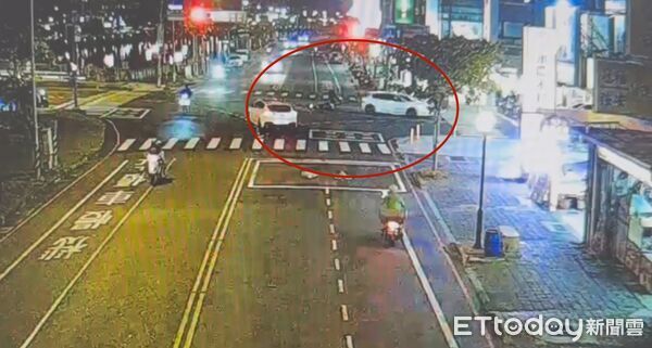 ▲台南市安平區安平路與華平路口晚間發生自小客與機車碰撞事故，機車騎士受傷送醫。（圖／翻攝WoWtchout - 地圖型行車影像分享平台，下同）