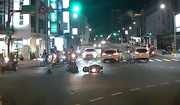▲台南市安平區安平路與華平路口晚間發生自小客與機車碰撞事故，機車騎士受傷送醫。（圖／翻攝WoWtchout - 地圖型行車影像分享平台，下同）