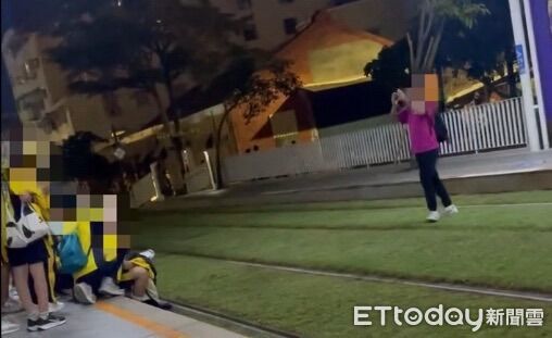 ▲▼學生為了追求拍照留念效果，竟直接擅自闖入高雄輕軌的軌道區內擺姿勢取景。（圖／翻攝Threads@hdj.ˍ.0106）