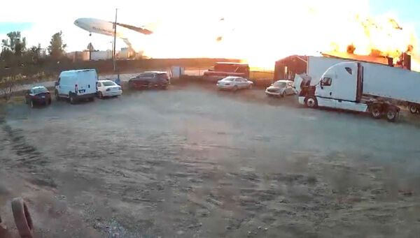 ▲▼美國一架UPS貨機4日墜毀爆炸奪走12條人命。（圖／路透）