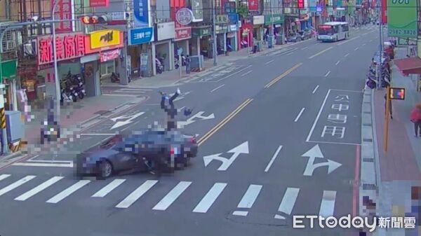 ▲▼機車騎士撞上違規迴轉小客車，後座友人騰空飛起風2圈後墜地             。（圖／記者陳以昇翻攝）