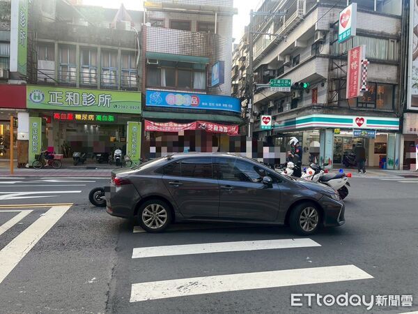 ▲▼機車騎士撞上違規迴轉小客車，後座友人騰空飛起風2圈後墜地             。（圖／記者陳以昇翻攝）