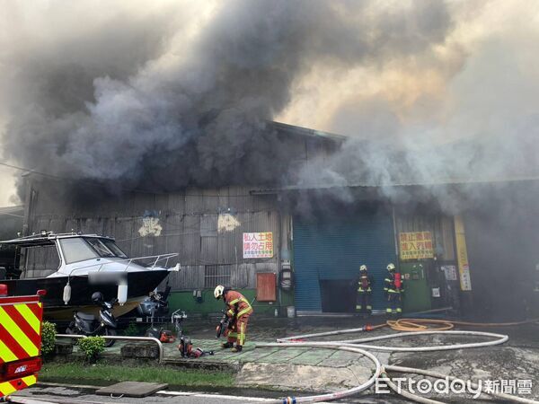 ▲樹林區柑園街工廠燃燒濃煙密布，消防人員搶救中。（圖／記者陳以昇翻攝） 