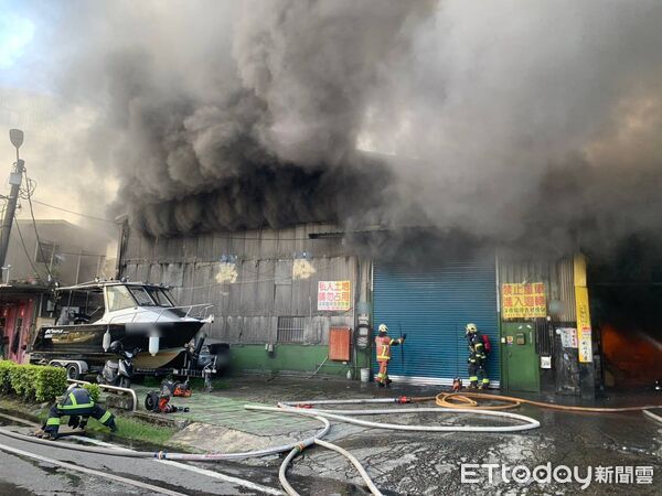 ▲樹林區柑園街工廠燃燒濃煙密布，消防人員搶救中。（圖／記者陳以昇翻攝） 