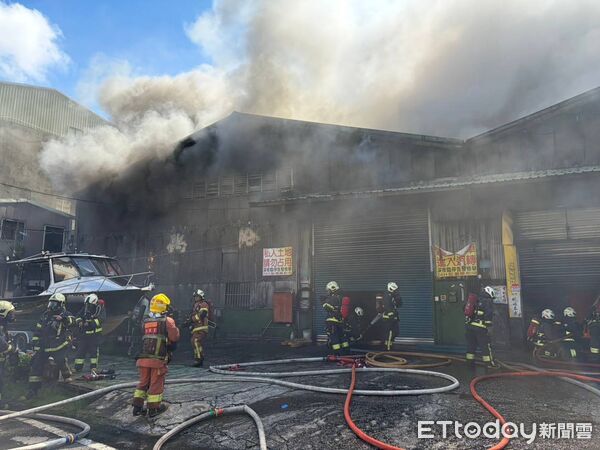 ▲樹林區柑園街工廠燃燒濃煙密布，消防人員搶救中。（圖／記者陳以昇翻攝） 