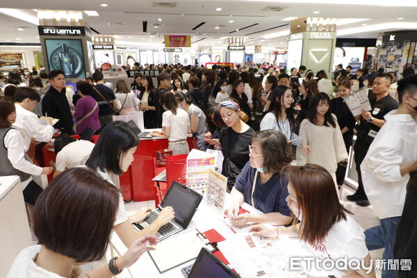 ▲▼台北SOGO百貨周年慶活動6日正式開跑，一早董事長黃晴雯盛裝打扮在門口開門迎接消費者。（圖／記者湯興漢攝）