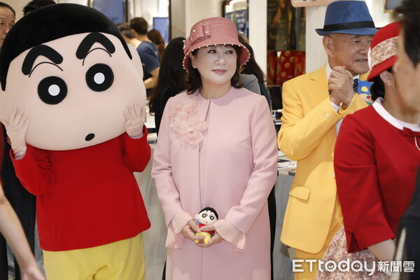 ▲▼台北SOGO百貨周年慶活動6日正式開跑，一早董事長黃晴雯盛裝打扮在門口開門迎接消費者。（圖／記者湯興漢攝）