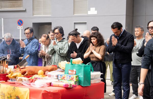 ▲港星何超儀、波斯男神Iman出席《拾荒法師2》開鏡，「彭氏兄弟」彭順與彭發相隔12年再次合作。（圖／852Films提供）