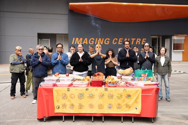 ▲港星何超儀、波斯男神Iman出席《拾荒法師2》開鏡，「彭氏兄弟」彭順與彭發相隔12年再次合作。（圖／852Films提供）