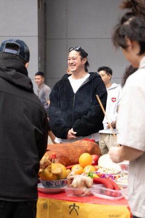 ▲港星何超儀、波斯男神Iman出席《拾荒法師2》開鏡，「彭氏兄弟」彭順與彭發相隔12年再次合作。（圖／852Films提供）