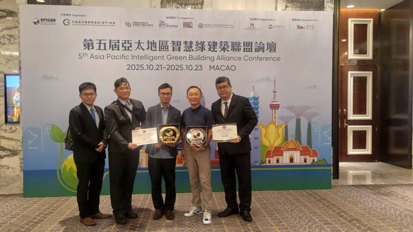 ▲高雄港旅運中心於「2025 APIGBA AWARD」或雙獎，台灣港務公司鄭志宏資深副處長(中)、遠傳企業客戶高煥元副總經理(右2)及所屬同仁在頒獎典禮合影。（圖／港務公司提供）