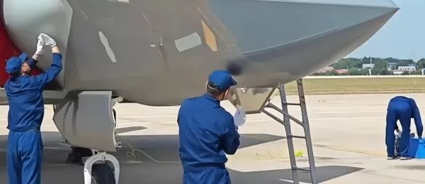 ▲▼得益於隱身塗層新技術的發展，殲-20在9月舉行的長春航展進行地面展示時，地勤人員只拿出「紙巾」擦拭機身。（圖／翻攝自大陸網站）