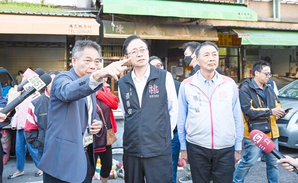 ▲桃園市長張善政今天上午在消防局龔永信（左）與經發局長張誠陪同下視察南門市場。（圖／市府新聞處提供）