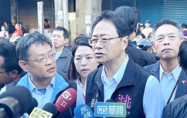 ▲桃園市長張善政今天上午視察南門市場，聽取經發局人員報告受損情況。（圖／市府新聞處提供）