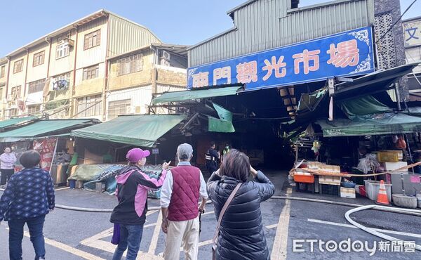▲桃園市南門市場昨晚大火後，今天上午仍有不少民眾前往市場關心受損情況。（圖／記者沈繼昌攝）