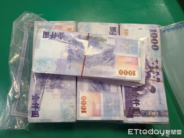 ▲▼糊塗車手將96.6萬贓款丟火車站廁所，領錢交代不清被抓包是詐團成員。（圖／記者邱中岳翻攝）