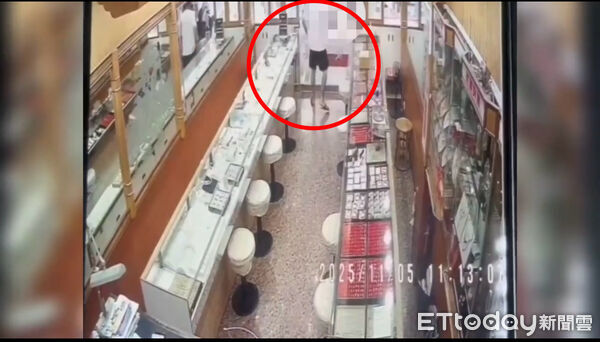 ▲▼假賣戒指真行竊！男趁銀樓忙「秒偷50萬金鍊」　狂奔逃逸遭警活逮。（圖／記者賴文萱翻攝）