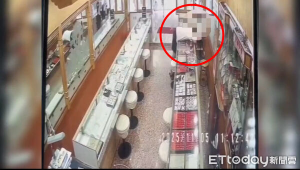 ▲▼假賣戒指真行竊！男趁銀樓忙「秒偷50萬金鍊」　狂奔逃逸遭警活逮。（圖／記者賴文萱翻攝）