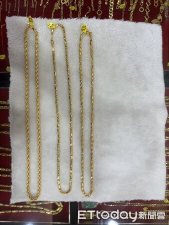 ▲▼假賣戒指真行竊！男趁銀樓忙「秒偷50萬金鍊」　狂奔逃逸遭警活逮。（圖／記者賴文萱翻攝）