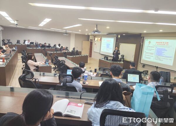 ▲藝群集團董事長王正坤醫師於長榮大學博士班授課，從品牌金字塔解析企業打造品牌的關鍵。（記者林東良翻攝，下同）