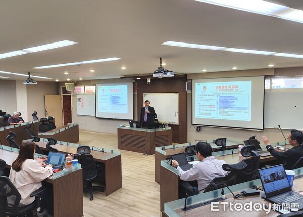 ▲藝群集團董事長王正坤醫師於長榮大學博士班授課，從品牌金字塔解析企業打造品牌的關鍵。（記者林東良翻攝，下同）