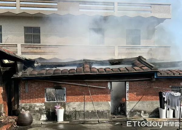 ▼高雄市田寮區今日下午發生一起平房火警，消人員撲滅火勢後，發現一名91歲男性已失去生命徵象，未送醫。起火原因仍待進一步調查釐清。（圖／記者吳世龍翻攝）